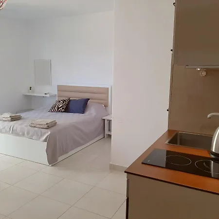 Spacious Seaview Studio *